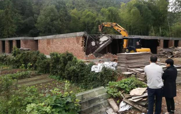 違章建筑——山區(qū)深處違建房屋被拆的苦與痛！