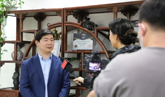 《品質生活》欄目組采訪北京京云<a href=http://m.shengmiao.com.cn/team/ target=_blank class=infotextkey>律師</a>事務所主任王興華律師