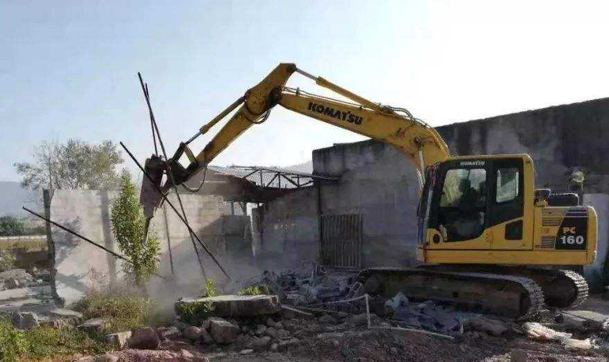 拆除違章建筑的時候應嚴格按照法定程序進行拆除行為
