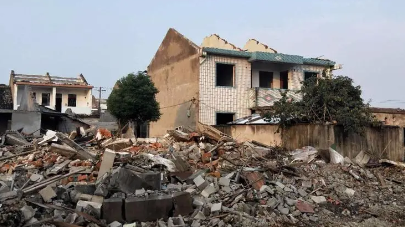 在原有宅基地范圍內翻建應不應該被拆除？
