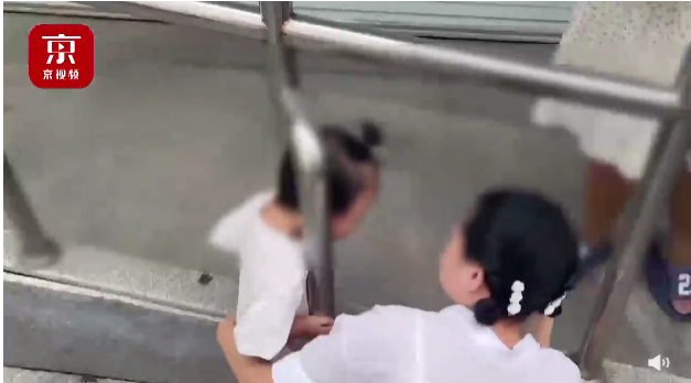 京云<a href=http://m.shengmiao.com.cn/team/ target=_blank class=infotextkey>律師</a>解讀：兩歲女童被卡護欄，誰該擔責？
