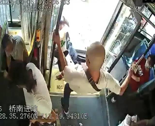 京云<a href=http://m.shengmiao.com.cn/team/ target=_blank class=infotextkey>律師</a>：攜帶大件行李乘坐公交車該不該額外買票？