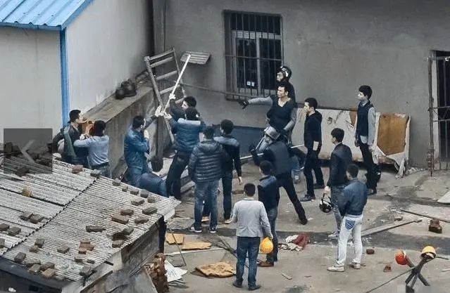 【以案釋法】因暴力拆遷忍無可忍，江蘇女子持刀致1死6傷，遭遇非法逼遷怎么辦？