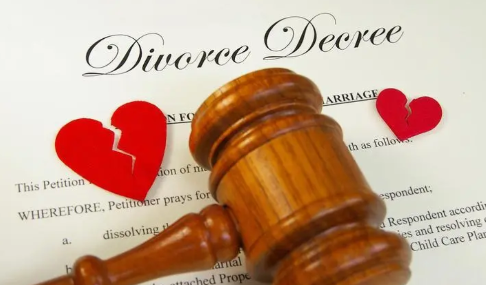家庭主婦起訴離婚才得知，丈夫年薪竟高達(dá)300萬元！法院：依法分割……