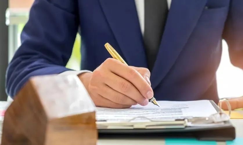 租到無產(chǎn)權(quán)商鋪導(dǎo)致無法經(jīng)營(yíng)，承租人可否要求損失賠償？